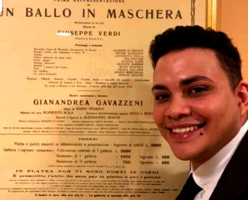 Al joven barítono holguinero Jorge Nelson Martínez González, lo acompaña la capacidad de asombrar. Ya lo hizo en 2018, cuando ocupó titulares como el primer cubano en alcanzar una beca de estudios en la Academia Teatro Alla Scala de Milán, en Italia, y volvió a las “redes” hace algunas semanas con la noticia de su participación en el Concurso Internacional de Canto Lirico de Portofino. Seguramente habrá quien diga que el talento lo lleva en la sangre, y no les falta razón, sus padres, ambos cantantes líricos y con una carrera brillante en el mundo de las tablas le impregnaron en su ADN más allá de las cualidades vocales, la disciplina, constancia y determinación que implica la carrera de un artista, enseñanzas que claramente dejaron en Jorge Nelson más que frutos, toda una cosecha. En algún momento de su infancia soñó con ser cornista, de hecho fue con este instrumento que inició su camino con apenas 10 años en la Escuela Elemental de Arte “Raúl Gómez García” y aunque, en ocasiones, lo seduce la idea de retomarlo, está 100 por ciento concentrado en su carrera como cantante lírico, confesó Jorge Nelson, en entrevista concedida a ¡ahora! digital. La interpretación de dos arias de ópera, fue suficiente, para que el jurado que presidirá en este 2021 la VII edición del certamen, apreciara las condiciones vocales del barítono holguinero, quien en estos momentos se prepara para las próximas rondas que, con carácter eliminatorio, sucederán entre los días 20 y 25 de julio en la ciudad de Portofino, en la provincia de Génova. Adaptarse al ritmo de vida, clima y costumbres de la nación europea no fue un problema para Jorge Nelson, quien considera que su reto de todos los días está en pertenecer a una compañía tan prestigiosa como la Scala de Milán, y señaló que es una gran dicha y también una responsabilidad con todos aquellos que confían en sus potencialidades, lo admiran y lo siguen. “En Cuba nació el cantante, en Milán solo lo perfeccioné”, aseguró el artista, e indicó que el movimiento lírico en la Isla, con un talento extraordinario, solo necesita de una estrategia promocional más efectiva para que se desarrolle a su máximo esplendor e involucre a las nuevas generaciones, que muchas veces se alejan de estos géneros. De hecho una de las experiencias más lindas en Italia, es saber que la ópera cuenta con un público joven bastante amplio, y es algo que también se puede lograr en Cuba, sentenció. Ganador en el 2014 del Primer Premio del Concurso Nacional Rodrigo Prats para jóvenes cantantes líricos y el Premio Musicalia, en el 2015, Jorge Nelson se propone expandir sus resultados y conquistar nuevos públicos…,ahora desde las tierras de Caruso, Andrea Bocceli y Luciano Pavarotti.  